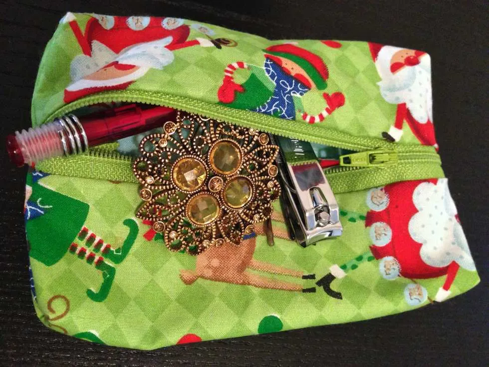 Third Day of Christmas: DIY Mini Makeup Bag Tutorial by